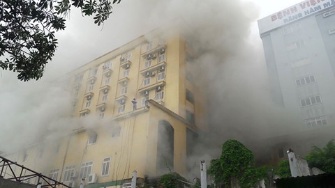 Nghệ An: Dùng 15 xe chữa cháy để dập tắt ngọn lửa ở tổ hợp khách sạn Avata - Ảnh 1. Nghệ An: Dùng 15 xe chữa cháy để dập tắt ngọn lửa ở tổ hợp khách sạn Avata - Ảnh 1.