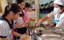 Hàng trăm học sinh nhiễm sán lợn: Ai giám sát bếp ăn trường học?