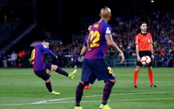 CĐV Betis vỗ tay tán thưởng Messi sau khi lập hattrick vào lưới đội nhà