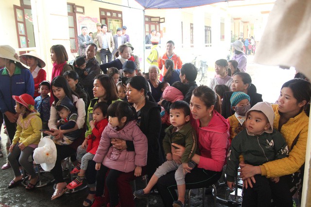 Những tiếng khóc thét xé lòng giữa tâm bão sán lợn - Ảnh 1. Những tiếng khóc thét xé lòng giữa tâm bão sán lợn - Ảnh 1.