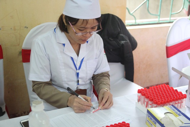 Những tiếng khóc thét xé lòng giữa tâm bão sán lợn - Ảnh 2. Những tiếng khóc thét xé lòng giữa tâm bão sán lợn - Ảnh 2.