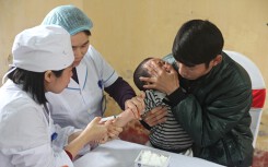 Hàng trăm học sinh trường mầm non Mão Điền đến trường lấy mẫu xét nghiệm sán lợn