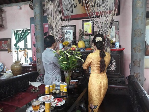 Rò rỉ ảnh đám cưới ở Thái Bình của NSND Trung Hiếu và vợ trẻ đẹp kém 19 tuổi - Ảnh 1. Rò rỉ ảnh đám cưới ở Thái Bình của NSND Trung Hiếu và vợ trẻ đẹp kém 19 tuổi - Ảnh 1.