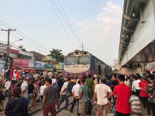 Giải cứu người đàn ông kẹt dưới gầm tàu hỏa - Ảnh 1. Giải cứu người đàn ông kẹt dưới gầm tàu hỏa - Ảnh 1.