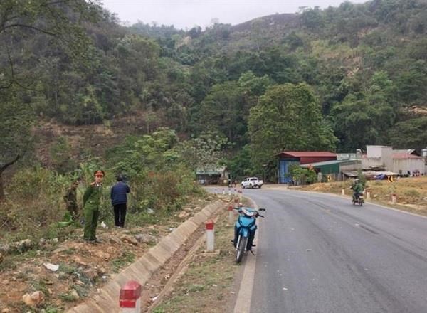Sơn La: Xe ô tô lao xuống vực sâu, 2 bố con thương vong - Ảnh 1. Sơn La: Xe ô tô lao xuống vực sâu, 2 bố con thương vong - Ảnh 1.