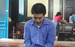 Gã đàn ông giết vợ bằng 11 nhát dao khóc nức nở giữa toà