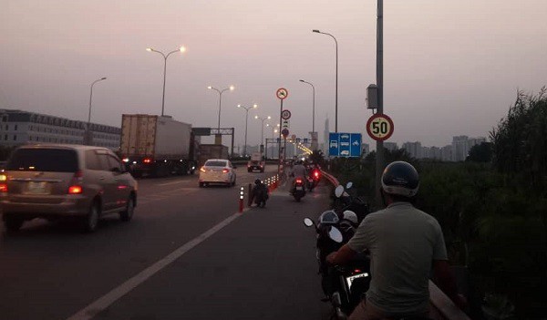 Sở GTVT TP HCM tháo dỡ hết dải phân cách bê tông giữa làn đường xe máy gây tai nạn chết người - Ảnh 2.