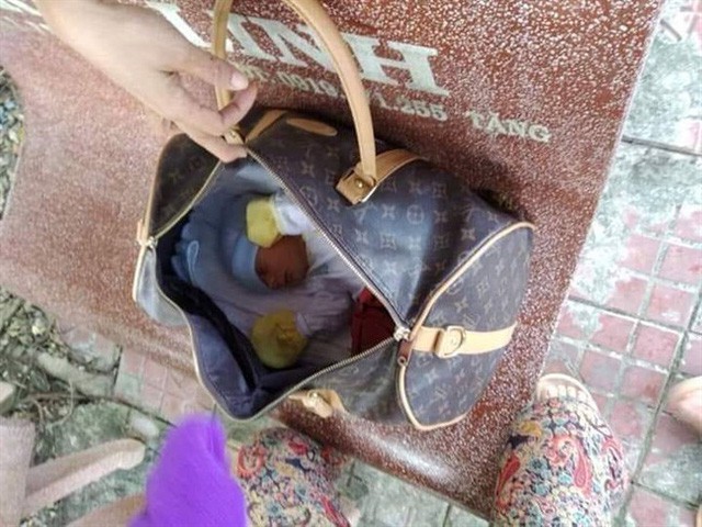 Nữ chủ tịch phường bị đòi lại con gái nuôi: Cha mẹ đẻ có được đòi lại con khi đã bỏ rơi? - Ảnh 1. Nữ chủ tịch phường bị đòi lại con gái nuôi: Cha mẹ đẻ có được đòi lại con khi đã bỏ rơi? - Ảnh 1.