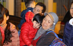 Xót xa cảnh trẻ nhỏ người lớn đội mưa giữa đêm lạnh, xếp hàng chờ xét nghiệm sán lợn