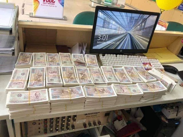 Mang cả bao tiền lẻ đi mua điện thoại 23 triệu đồng tặng vợ 8/3 - Ảnh 4. Mang cả bao tiền lẻ đi mua điện thoại 23 triệu đồng tặng vợ 8/3 - Ảnh 4.