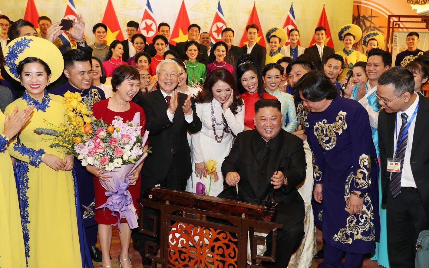 Chủ tịch Kim Jong-un chơi thử đàn bầu Việt Nam
