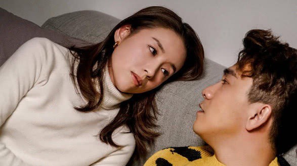 Đổng Khiết ngọt ngào, trẻ trung trong hình ảnh nữ thư kí dù đã gần tuổi tứ tuần - Ảnh 2.