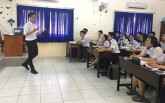 Học sinh đứng trên bục giảng trải nghiệm 'một ngày làm giáo viên'