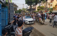 Đầu máy tàu hỏa phanh gấp, ga Đà Nẵng ngưng 30 phút vì ô tô đậu chiếm đường ray