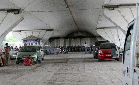 Bộ Giao thông bác đề xuất trông giữ xe dưới gầm cầu vượt - Ảnh 1.