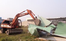 Xe múc phá dỡ các ki ốt bán đất dựng trái phép, cố tình lờ 'tối hậu thư' của chính quyền Đà Nẵng