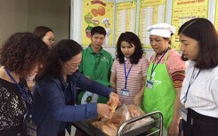 Lo dịch bệnh, nhiều trường chủ động mời phụ huynh giám sát bữa ăn bán trú