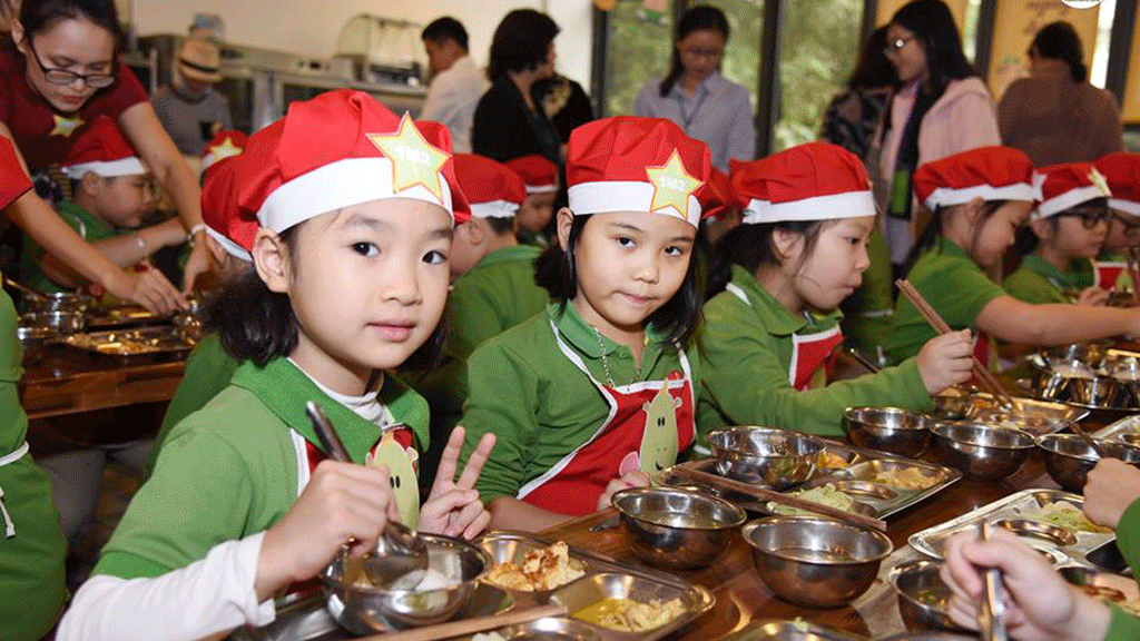 Lo dịch bệnh, nhiều trường chủ động mời phụ huynh giám sát bữa ăn bán trú - Ảnh 1. Lo dịch bệnh, nhiều trường chủ động mời phụ huynh giám sát bữa ăn bán trú - Ảnh 1.