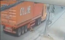 Clip: Lao đầu vào xe container đang chạy, người đàn ông thoát chết thần kỳ