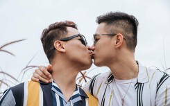 Bộ ảnh tình yêu của cặp đồng tính đẹp trai tại Hội An khiến nhiều người nhìn là mê
