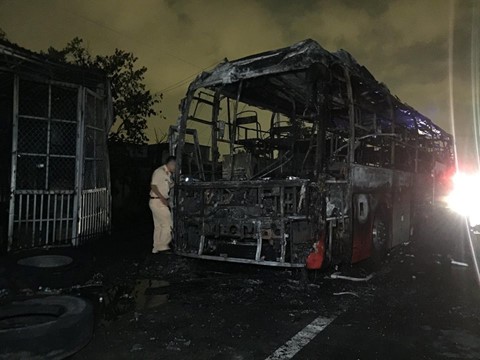Xe khách cháy rụi, 44 hành khách thoát chết trong gang tấc - Ảnh 2. Xe khách cháy rụi, 44 hành khách thoát chết trong gang tấc - Ảnh 2.