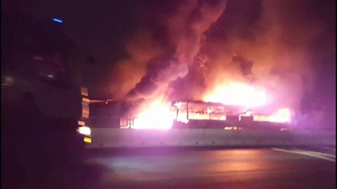 Xe khách cháy rụi, 44 hành khách thoát chết trong gang tấc - Ảnh 1. Xe khách cháy rụi, 44 hành khách thoát chết trong gang tấc - Ảnh 1.