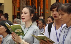 Angela Phương Trinh ăn chay trường, đi chùa tụng kinh, không khoe thân