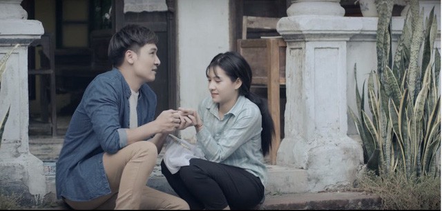 Lưu Đê Ly ngoài đời ăn mặc xịn sò sang chảnh bao nhiêu thì trên phim lại lúa bấy nhiêu - Ảnh 1. Lưu Đê Ly ngoài đời ăn mặc xịn sò sang chảnh bao nhiêu thì trên phim lại lúa bấy nhiêu - Ảnh 1.