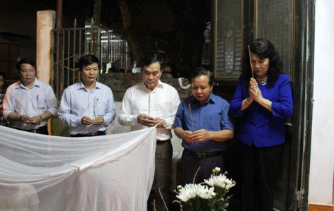 Thứ trưởng Bộ GD&ĐT trực tiếp thăm hỏi, chia buồn với gia đình 8 học sinh đuối nước ở Hòa Bình - Ảnh 1. Thứ trưởng Bộ GD&ĐT trực tiếp thăm hỏi, chia buồn với gia đình 8 học sinh đuối nước ở Hòa Bình - Ảnh 1.