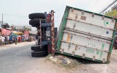 Xe container lật đè chết 3 người đi xe máy ở Đồng Tháp