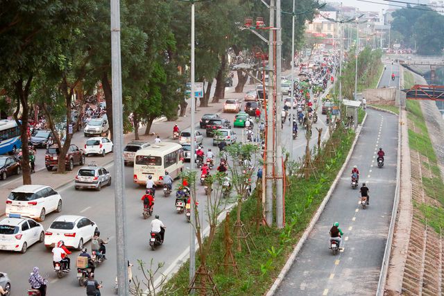Xe máy lấn chiếm con đường đi bộ dài nhất Thủ đô - Ảnh 2. Xe máy lấn chiếm con đường đi bộ dài nhất Thủ đô - Ảnh 2.