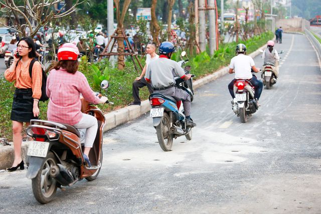 Xe máy lấn chiếm con đường đi bộ dài nhất Thủ đô - Ảnh 11. Xe máy lấn chiếm con đường đi bộ dài nhất Thủ đô - Ảnh 11.