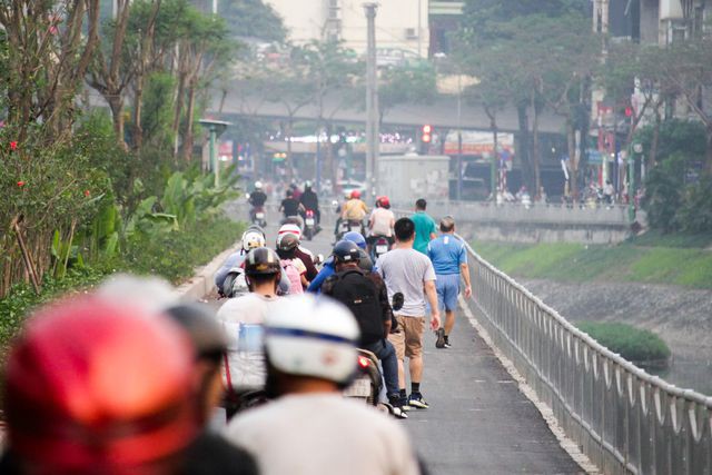 Xe máy lấn chiếm con đường đi bộ dài nhất Thủ đô - Ảnh 13. Xe máy lấn chiếm con đường đi bộ dài nhất Thủ đô - Ảnh 13.