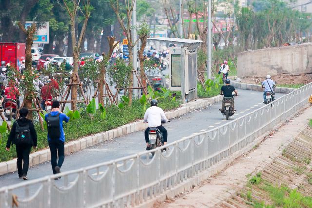 Xe máy lấn chiếm con đường đi bộ dài nhất Thủ đô - Ảnh 3. Xe máy lấn chiếm con đường đi bộ dài nhất Thủ đô - Ảnh 3.
