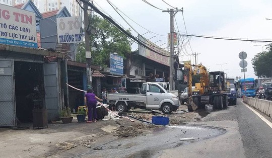 TP HCM: Vỡ đường ống dẫn nước tạo hố tử thần giữa nhà dân - Ảnh 2. TP HCM: Vỡ đường ống dẫn nước tạo hố tử thần giữa nhà dân - Ảnh 2.