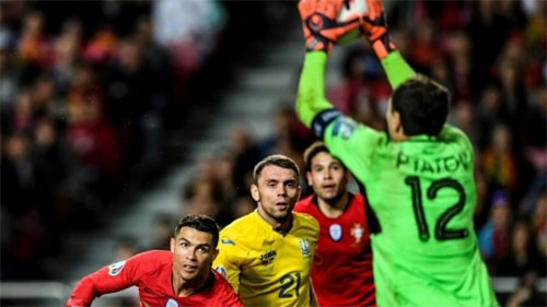 Ronaldo im tiếng, Bồ Đào Nha khởi đầu khó khăn - Ảnh 2.