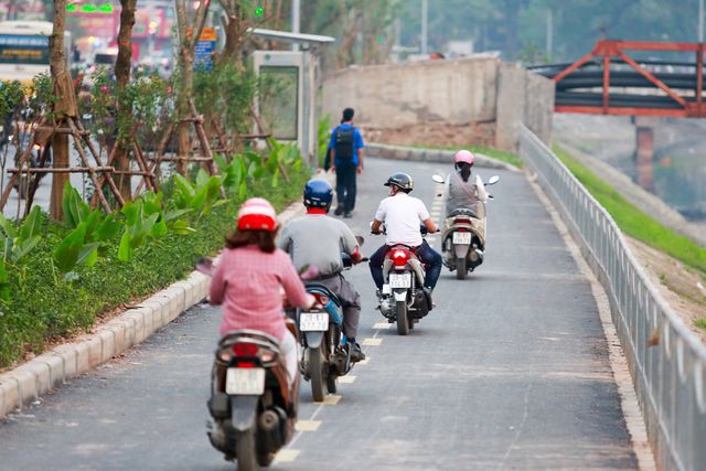 Xe máy lấn chiếm con đường đi bộ dài nhất Thủ đô - Ảnh 4. Xe máy lấn chiếm con đường đi bộ dài nhất Thủ đô - Ảnh 4.