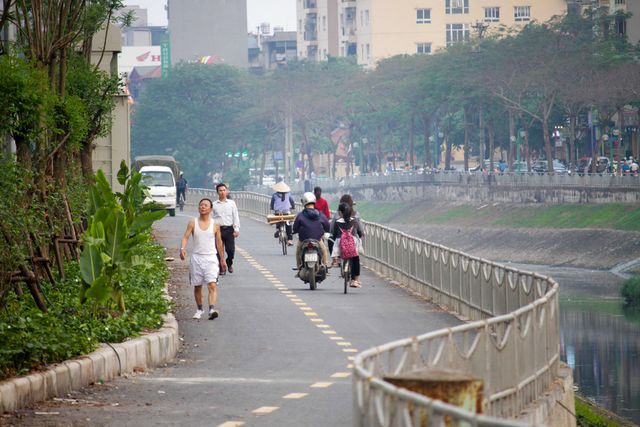 Xe máy lấn chiếm con đường đi bộ dài nhất Thủ đô - Ảnh 5. Xe máy lấn chiếm con đường đi bộ dài nhất Thủ đô - Ảnh 5.