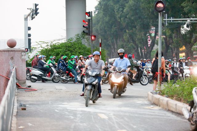 Xe máy lấn chiếm con đường đi bộ dài nhất Thủ đô - Ảnh 6. Xe máy lấn chiếm con đường đi bộ dài nhất Thủ đô - Ảnh 6.