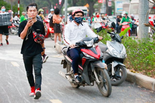 Xe máy lấn chiếm con đường đi bộ dài nhất Thủ đô - Ảnh 7. Xe máy lấn chiếm con đường đi bộ dài nhất Thủ đô - Ảnh 7.