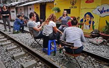 Quán cà phê bên 'đường ray tử thần' đông nghẹt khách Tây ở Hà Nội