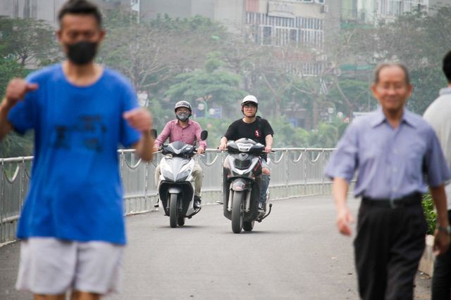 Xe máy lấn chiếm con đường đi bộ dài nhất Thủ đô - Ảnh 8. Xe máy lấn chiếm con đường đi bộ dài nhất Thủ đô - Ảnh 8.