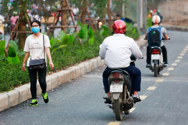 Xe máy lấn chiếm con đường đi bộ dài nhất Thủ đô - Ảnh 10. Xe máy lấn chiếm con đường đi bộ dài nhất Thủ đô - Ảnh 10.