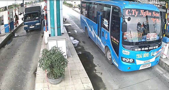 Công an lên tiếng vụ tài xế tông barie trạm BOT Mỹ Lộc - Ảnh 2. Công an lên tiếng vụ tài xế tông barie trạm BOT Mỹ Lộc - Ảnh 2.