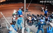 Nhóm người dùng hung khí tuyên bố 'dẹp' quán trước mặt công an