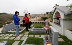 Cận Tết Thanh minh, nhiều gia đình tranh thủ đi tảo mộ sớm ngày cuối tuần