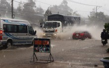 Quốc lộ 20 biến thành 'sông' sau trận mưa lớn kéo dài