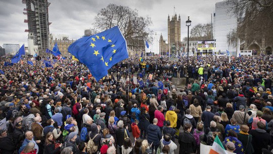 Anh: Biểu tình quy mô lớn đòi trưng cầu dân ý lần 2 về Brexit - Ảnh 1. Anh: Biểu tình quy mô lớn đòi trưng cầu dân ý lần 2 về Brexit - Ảnh 1.