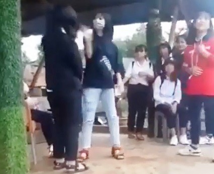 Phẫn nộ trước cảnh học sinh lớp 8 bị đánh, tát hội đồng liên tiếp - Ảnh 2.