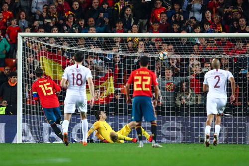 Ramos sút kiểu Panenka ghi bàn quyết định cho Tây Ban Nha - Ảnh 1.